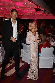 Cedric Schwarz, Designerin Sonja Kiefer beim „Vier Jahreszeiten Fashion Charity Dinner“ 2018(©Foto:Martin Schmitz)